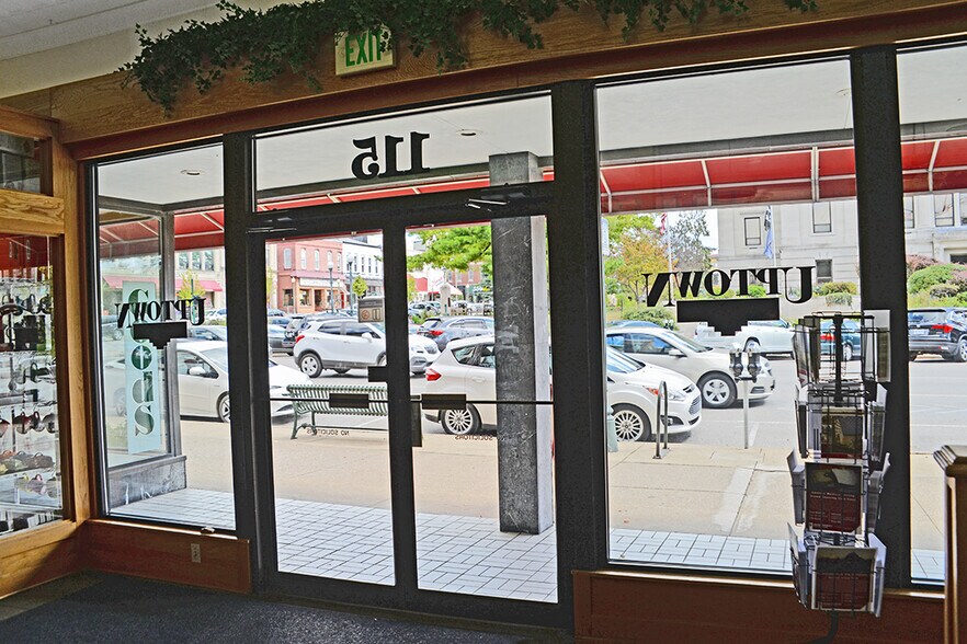 115 N College Ave, Bloomington, IN à louer - Hall d’entrée – Image 3 sur 8