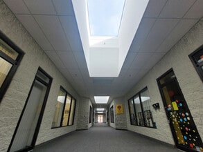 205 Riviera Dr, Markham, ON à louer Photo intérieure– Image 2 sur 2