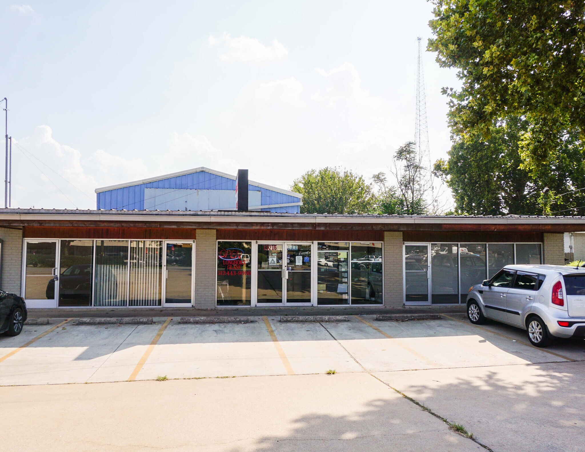 13216 Pond Springs Rd, Austin, TX à louer Photo de l’immeuble– Image 1 sur 14