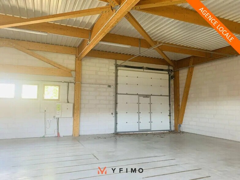 Local d’activités dans CARRIÈRES-SOUS-POISSY à louer - Photo de l’immeuble – Image 1 sur 4