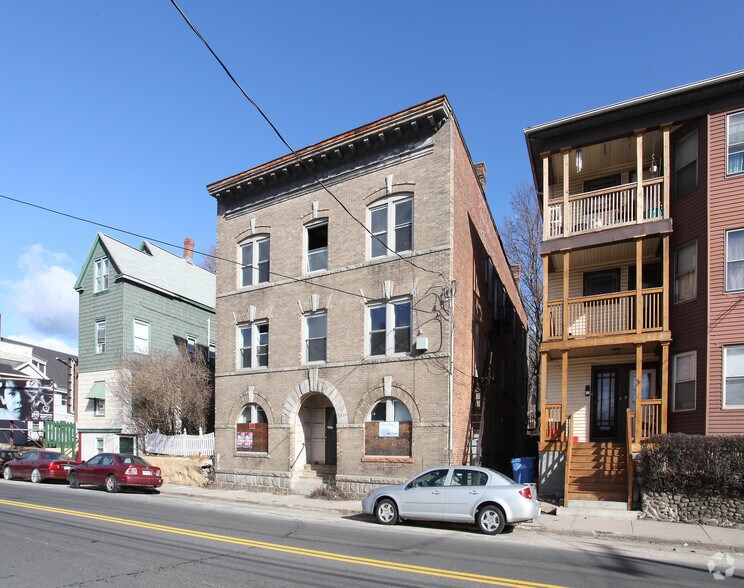 815 E Main St, Waterbury, CT à vendre - Photo principale – Image 1 sur 19