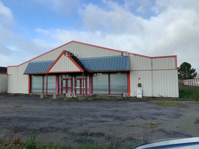 Plus de détails pour 6 Rue Du Général John Wood, Bain-de-Bretagne - Local d'activités à louer