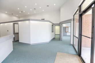 11835 Canon Blvd, Newport News, VA à louer Hall d’entrée– Image 2 sur 9