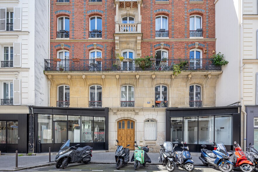 33 Rue Truffaut, Paris à louer - Photo de l’immeuble – Image 2 sur 2