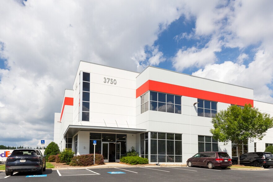 3750 Blue Ridge Dr, Buford, GA à louer - Photo de l’immeuble – Image 1 sur 5