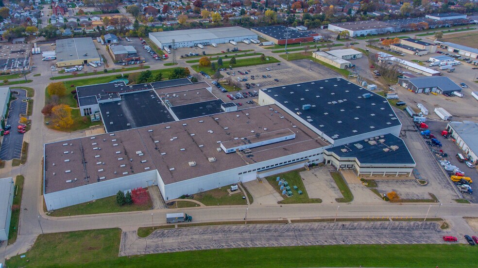 2460 Kerper Blvd, Dubuque, IA à louer - Photo de l’immeuble – Image 3 sur 6