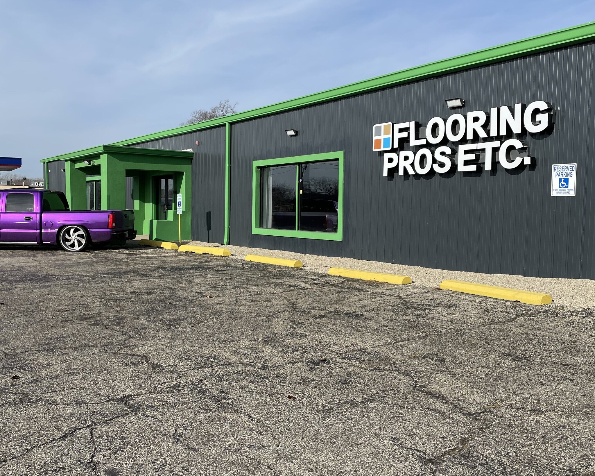 832 W Rollins Rd, Round Lake, IL à louer Photo de l’immeuble– Image 1 sur 14