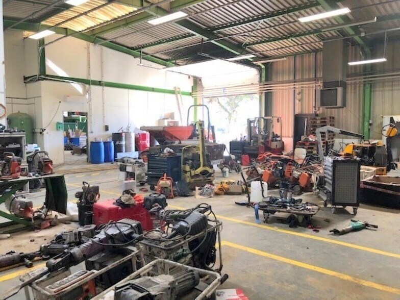 Industriel/Logistique dans Plaisir à vendre - Photo intérieure – Image 3 sur 5