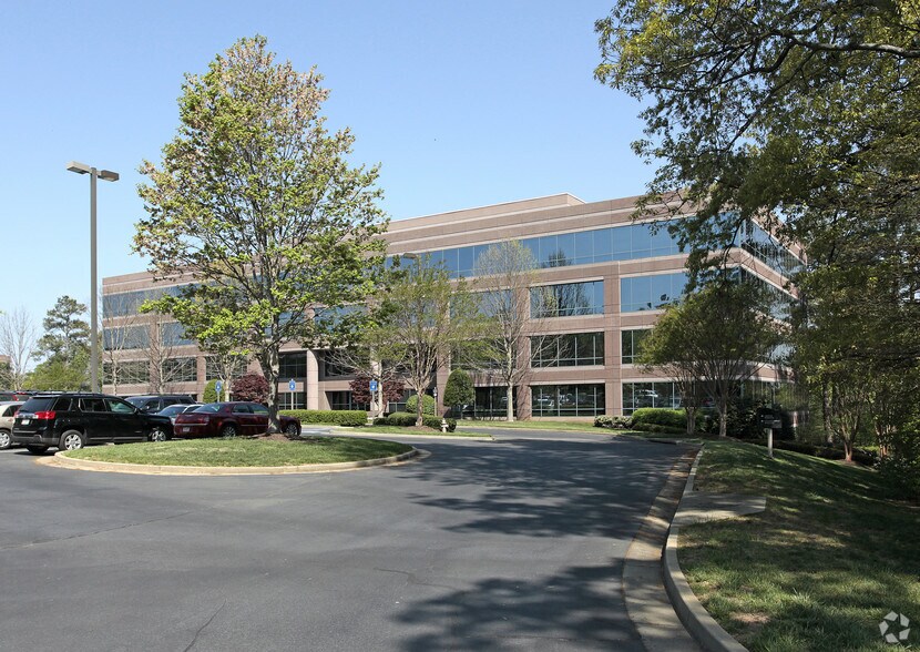 1825 Barrett Lakes Blvd, Kennesaw, GA à louer - Photo de l’immeuble – Image 2 sur 7