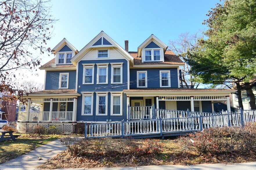215 Valley St, Willimantic, CT à vendre - Photo principale – Image 1 sur 29