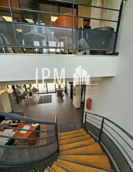 Bureau dans Solliès-Ville à louer - Photo de l’immeuble – Image 2 sur 5