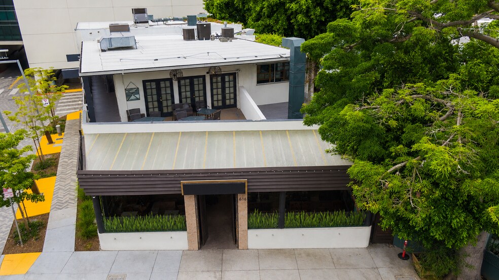 616 N Robertson Blvd, West Hollywood, CA à vendre - Photo de l’immeuble – Image 3 sur 15