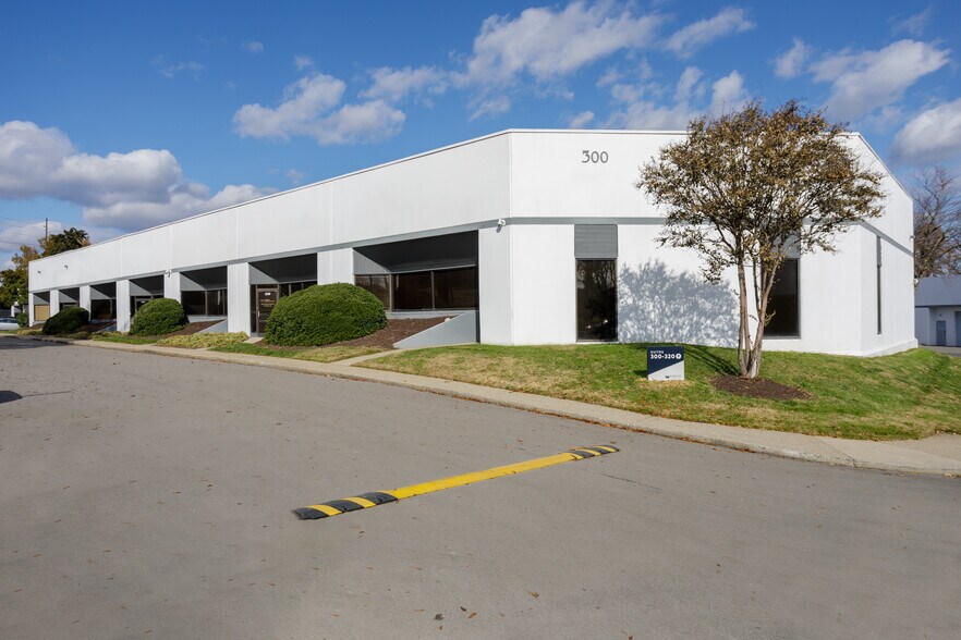 475 Metroplex Dr, Nashville, TN à louer - Photo de l’immeuble – Image 3 sur 5