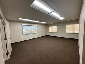 1818 Industrial Rd, Las Vegas, NV à louer Photo intérieure– Image 2 sur 8