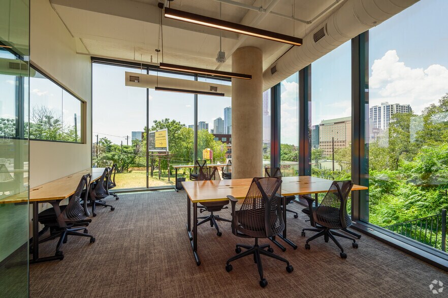 924 E 7th St, Austin, TX à louer - Photo de l’immeuble – Image 3 sur 31