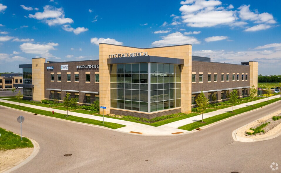 237 Radio Dr, Woodbury, MN à louer - Photo de l’immeuble – Image 1 sur 3