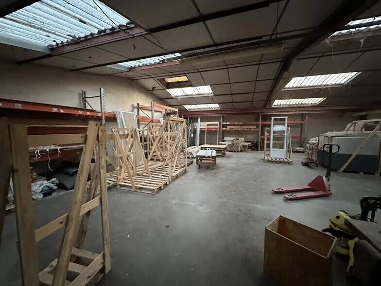 Industriel/Logistique dans Dammarie à louer - Photo de l’immeuble – Image 1 sur 13