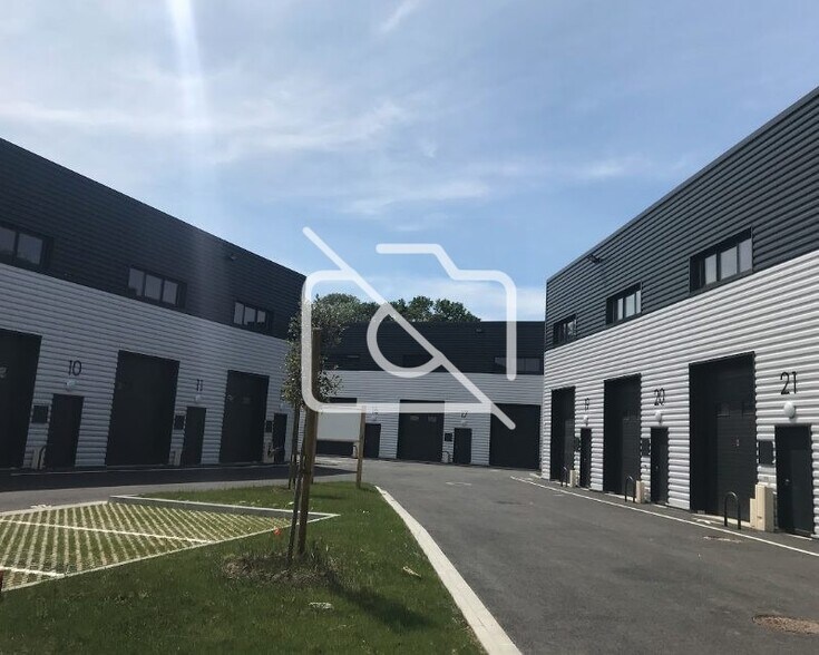 Local d’activités dans Neuilly-Plaisance à louer - Photo de l’immeuble – Image 2 sur 2