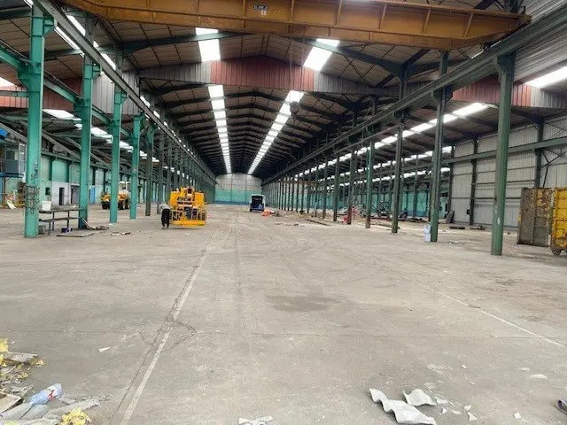 Industriel/Logistique dans à louer - Photo de l’immeuble – Image 2 sur 5