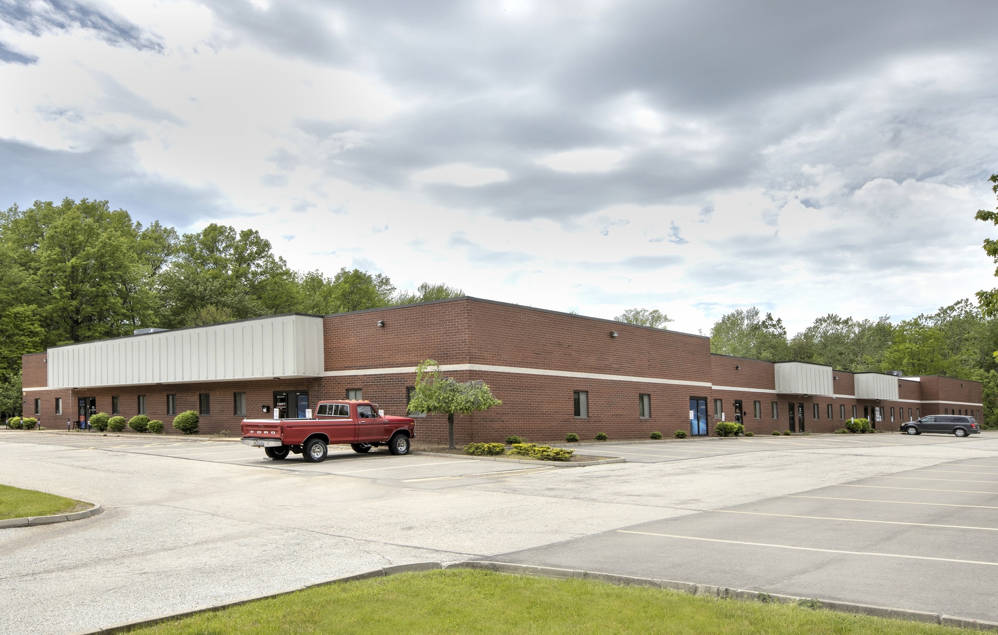 12307-12325 Plaza Dr, Parma, OH à louer Photo principale– Image 1 sur 2