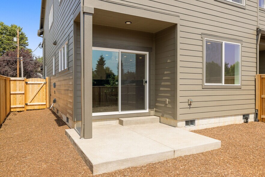 136 Randall St, Oregon City, OR à vendre - Photo de l’immeuble – Image 2 sur 54
