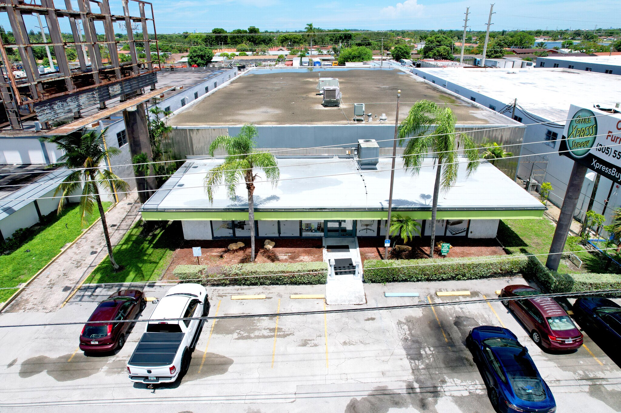 8005 W 20th Ave, Hialeah, FL à louer Photo de l’immeuble– Image 1 sur 11
