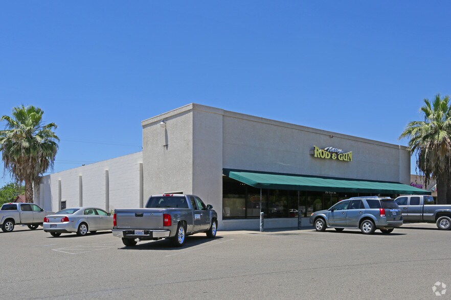 2704 Clovis Ave, Clovis, CA à louer - Photo principale – Image 2 sur 4