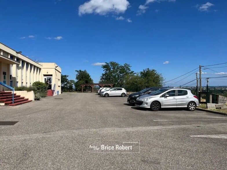 Local d'activités dans Rillieux-la-Pape à vendre - Photo de l’immeuble – Image 3 sur 4