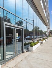 1220-1240 Dundas St E, Toronto, ON à louer Photo de l’immeuble– Image 1 sur 7