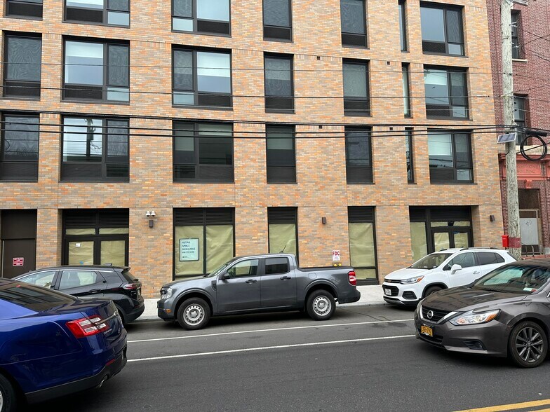 1725 Village Ln, Far Rockaway, NY à louer - Photo de l’immeuble – Image 2 sur 4