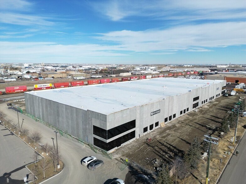 4750 102 Av SE, Calgary, AB à louer - Photo de l’immeuble – Image 2 sur 2