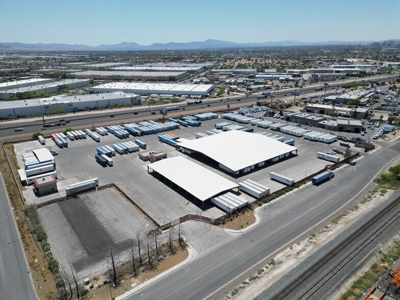 4220 Donovan Way, North Las Vegas, NV à louer - Photo de l’immeuble – Image 2 sur 2