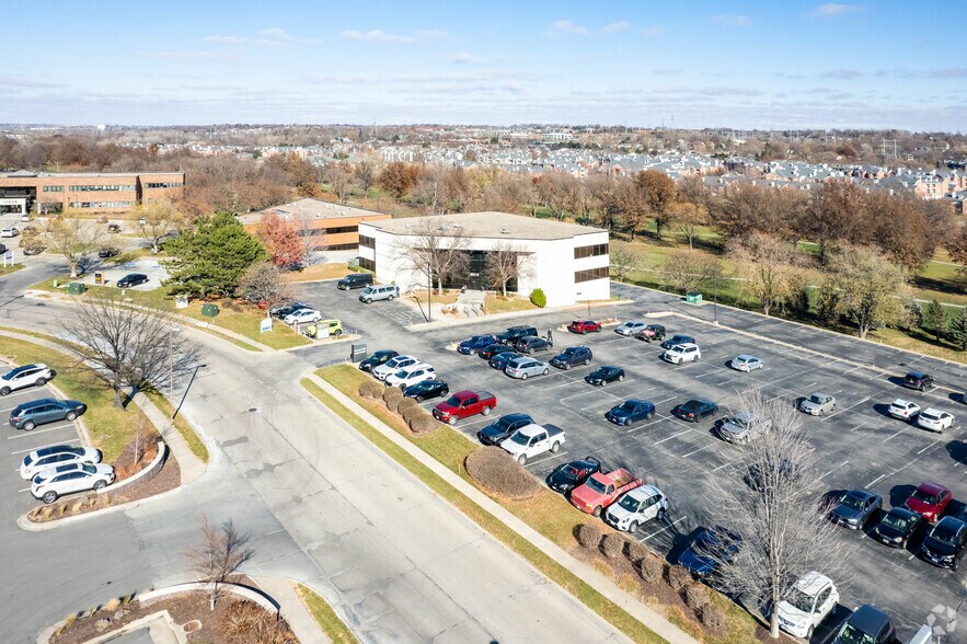 1055 N 115th St, Omaha, NE à louer - Photo de l’immeuble – Image 3 sur 7