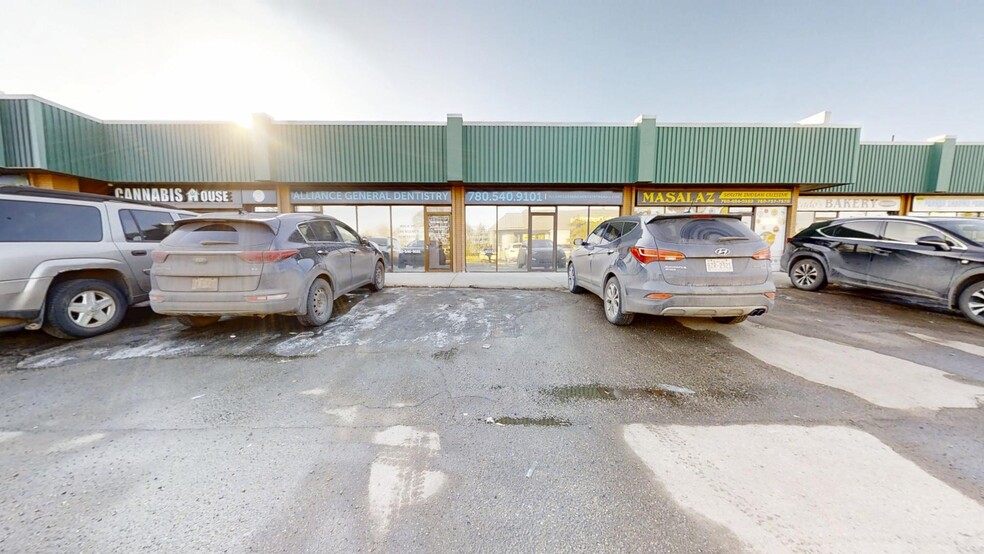 4214 66 St NW, Edmonton, AB à vendre - Photo de l’immeuble – Image 2 sur 47