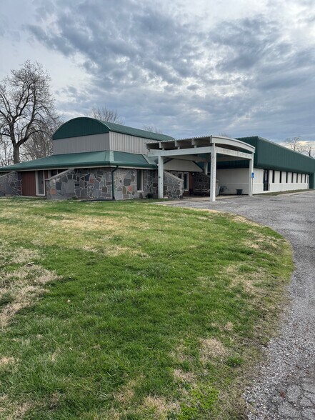 111 Aiken St, Hope, IN à louer - Photo de l’immeuble – Image 1 sur 2