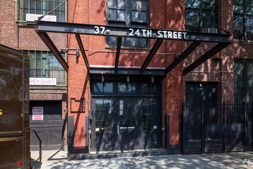 37-24 24th St, Long Island City, NY à louer - Photo de l’immeuble – Image 3 sur 5