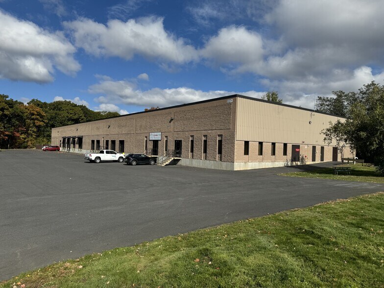 27 Doherty Ave, Avon, MA à louer - Photo de l’immeuble – Image 1 sur 1