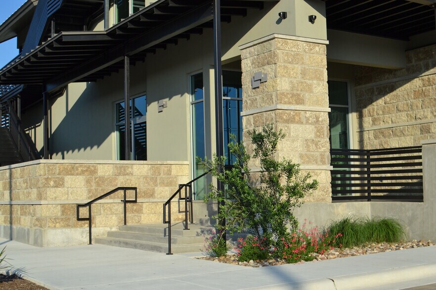 330 Wonder World Dr, San Marcos, TX à vendre - Photo de l’immeuble – Image 3 sur 24