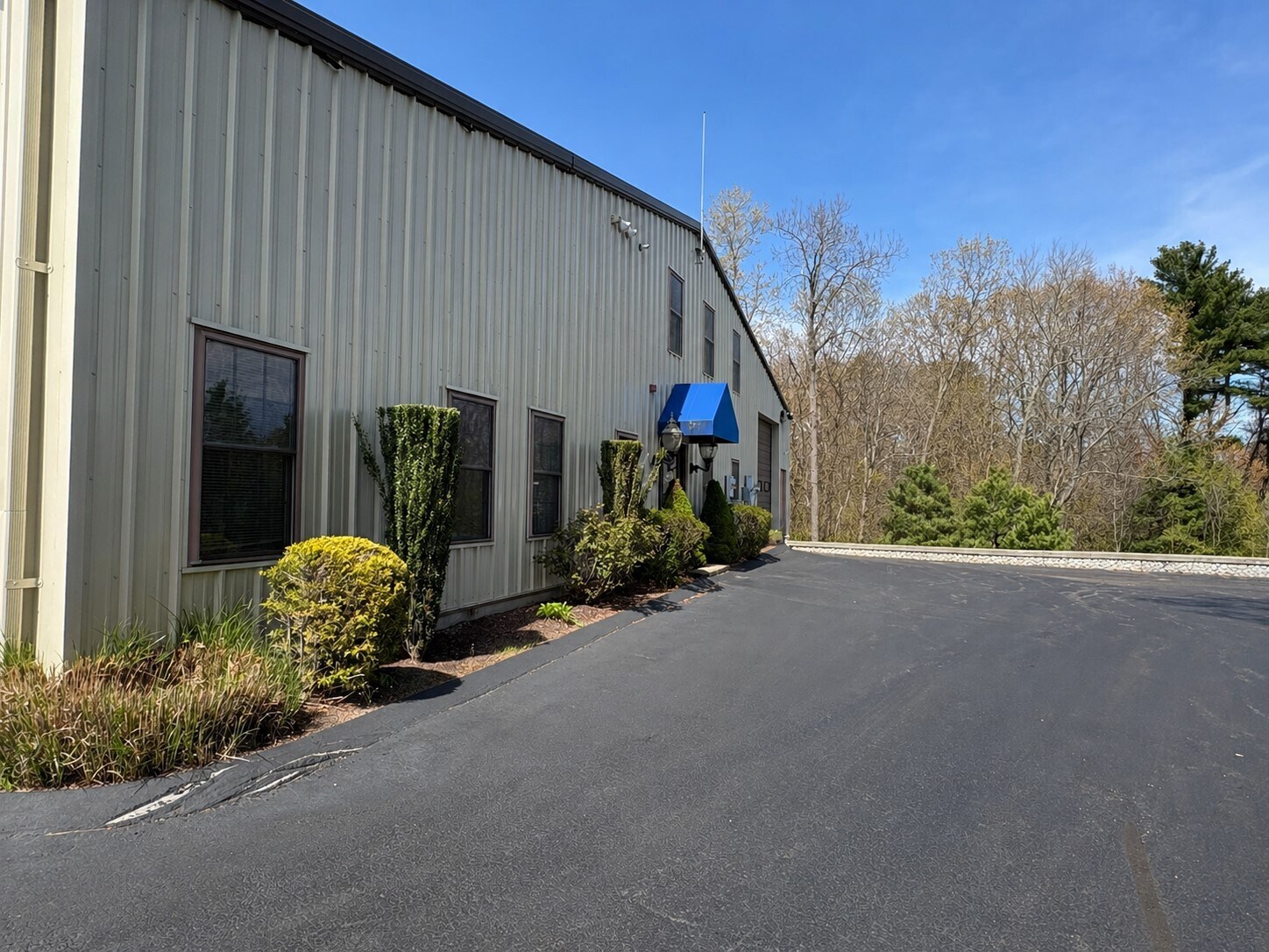 130 Industrial Dr, North Smithfield, RI à vendre Photo de l’immeuble– Image 1 sur 25