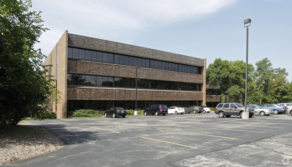 150 N Sunny Slope Rd, Brookfield, WI à vendre - Photo de l’immeuble – Image 3 sur 5