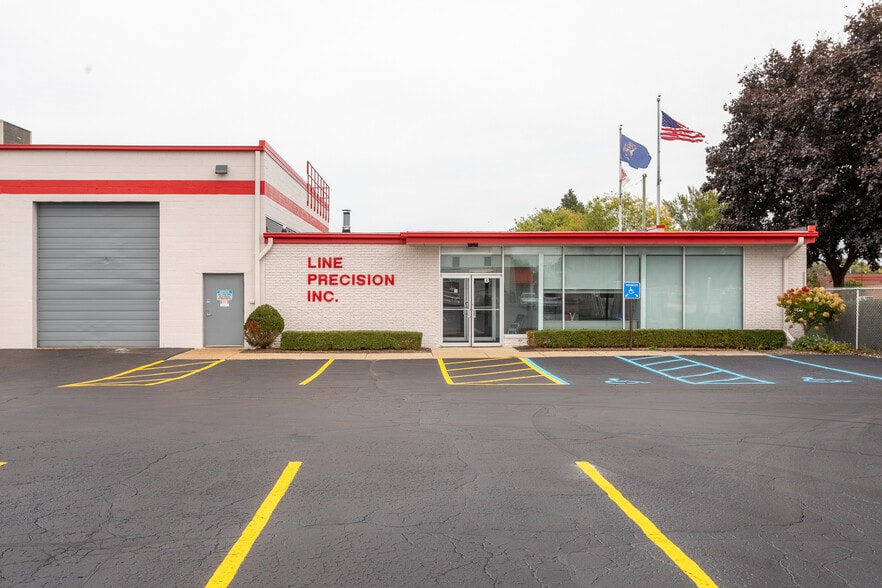31666 W Eight Mile Rd, Farmington Hills, MI à vendre - Photo de l’immeuble – Image 3 sur 9