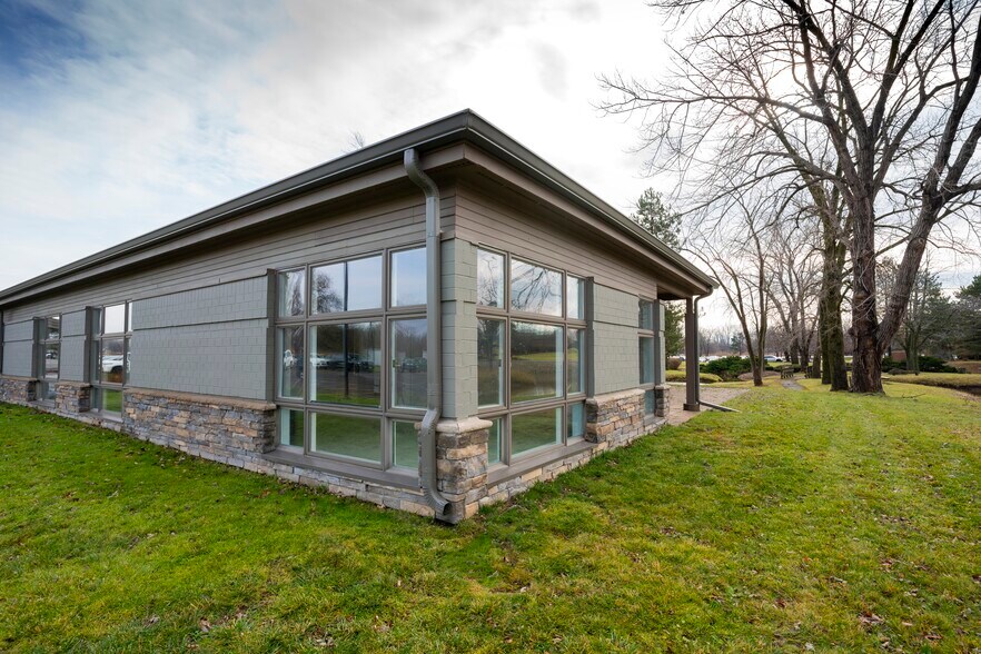 5009 Campuswood Dr, East Syracuse, NY à louer - Photo de l’immeuble – Image 3 sur 12