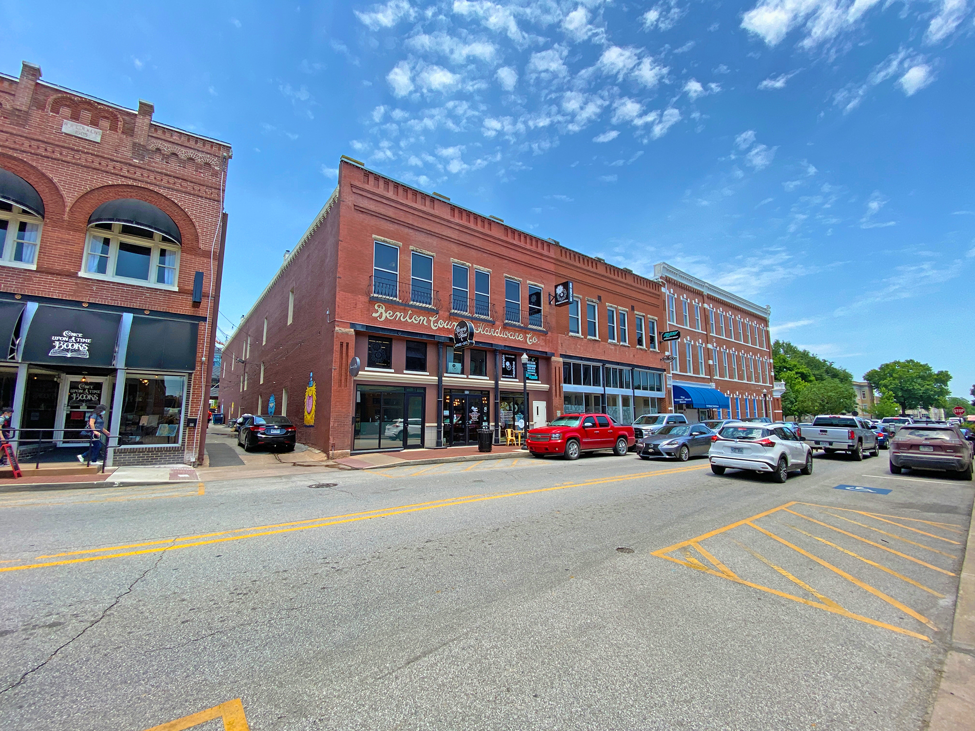 110 W Central Ave, Bentonville, AR à louer Photo de l’immeuble– Image 1 sur 2