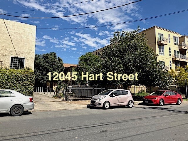 12045 Hart St, North Hollywood, CA à vendre - Photo de l’immeuble – Image 2 sur 13