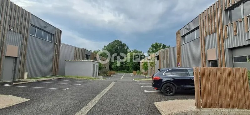 Local d’activités dans Pau à louer - Photo de l’immeuble – Image 3 sur 11