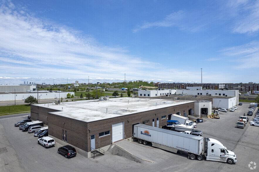 240 Bartor Rd, Toronto, ON à louer - Photo de l’immeuble – Image 2 sur 4