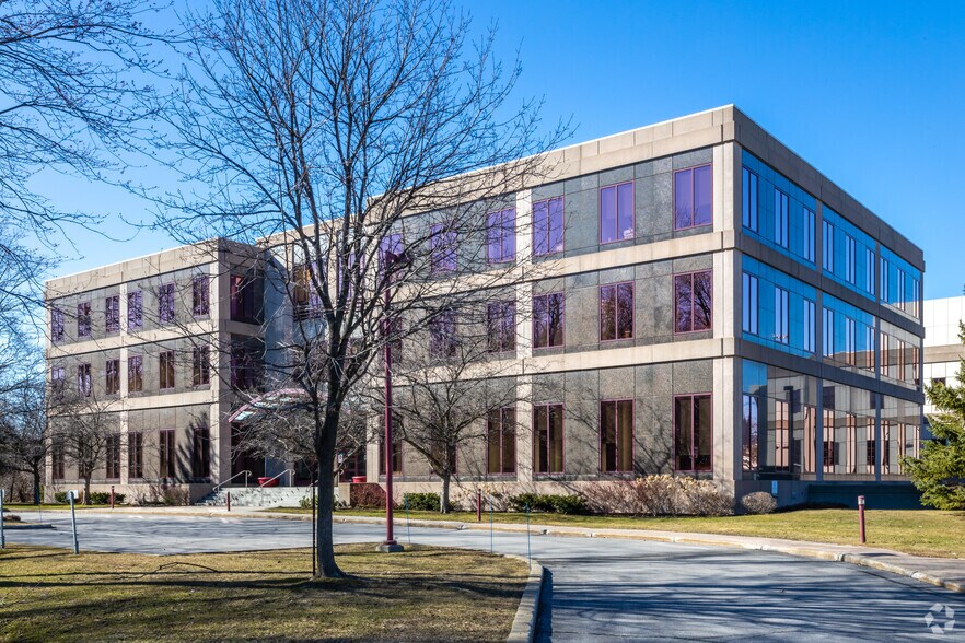275 Boul Armand-Frappier, Laval, QC à louer - Photo de l’immeuble – Image 1 sur 8