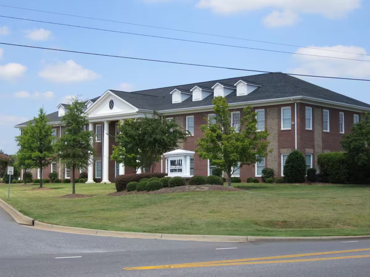 114 Morlake Dr, Mooresville, NC à louer Photo de l’immeuble– Image 1 sur 1