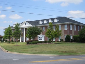 114 Morlake Dr, Mooresville, NC à louer Photo de l’immeuble– Image 1 sur 1