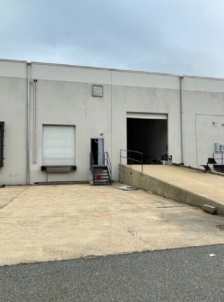 124 Tices Ln, East Brunswick, NJ à louer - Photo de l’immeuble – Image 3 sur 5
